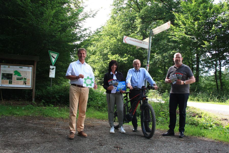 Freuen sich über die Kooperation (von links): Landrat Michael Stickeln, Anja Veith (Geschäftsführerin der Touristikzentrale Paderborner Land e. V.), Landrat Christoph Rüther, Michael Stolte (Geschäftsführer der GfW im Kreis Höxter mbH)  Foto: Touristikzentrale Paderborner Land e. V. / D. Teppe